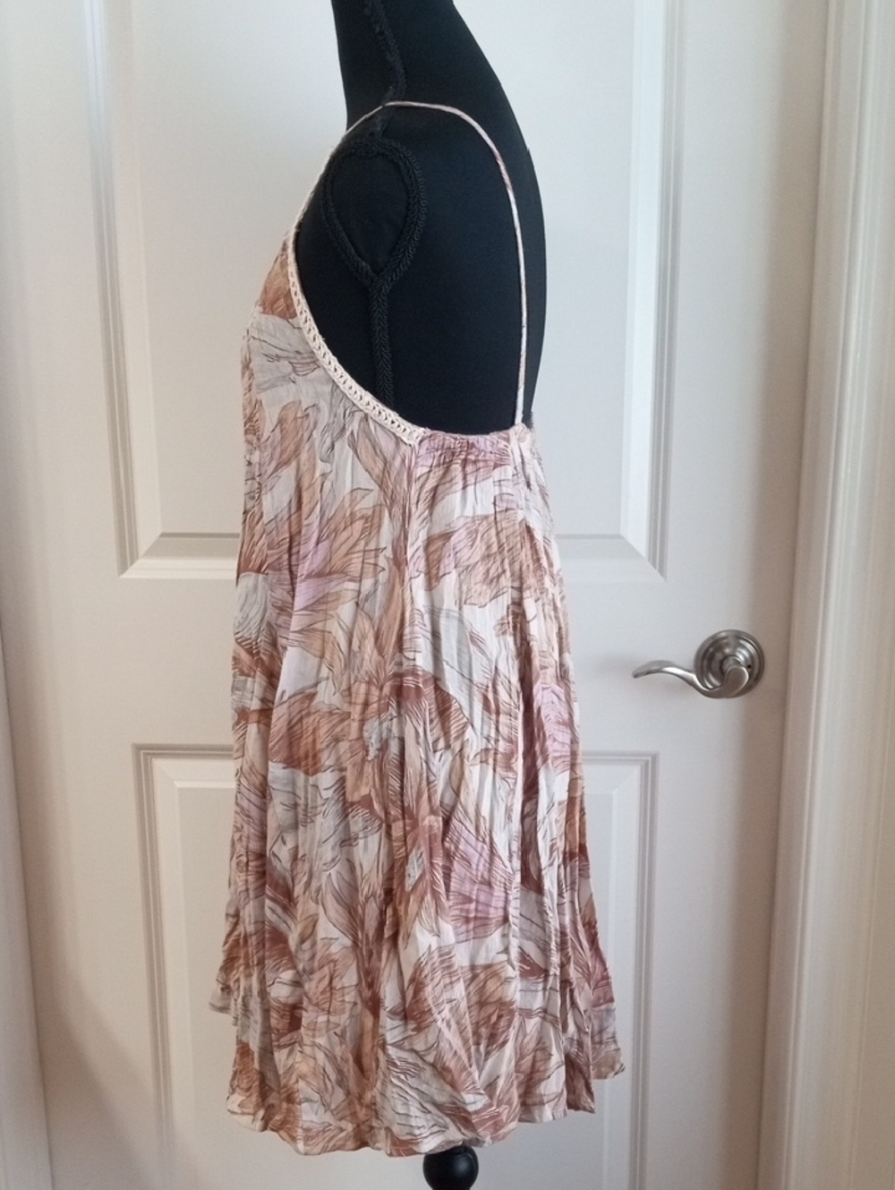 O'Neill Floral Spaghetti-Strap Mini Dress in Cream and Peach Hues. Size Small - Picture 5 of 15